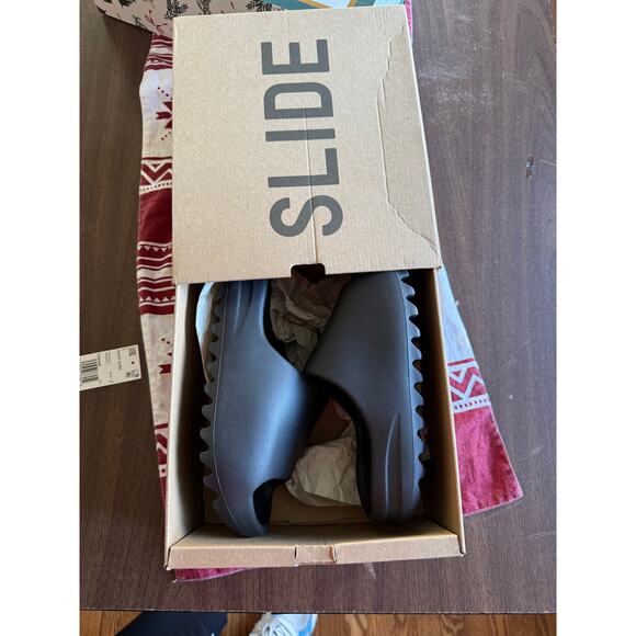 Yeezy Slide “Onyx” – Brand New in Box – Cozy Season Essential (M5 / W6.5) - Picture 4 of 6